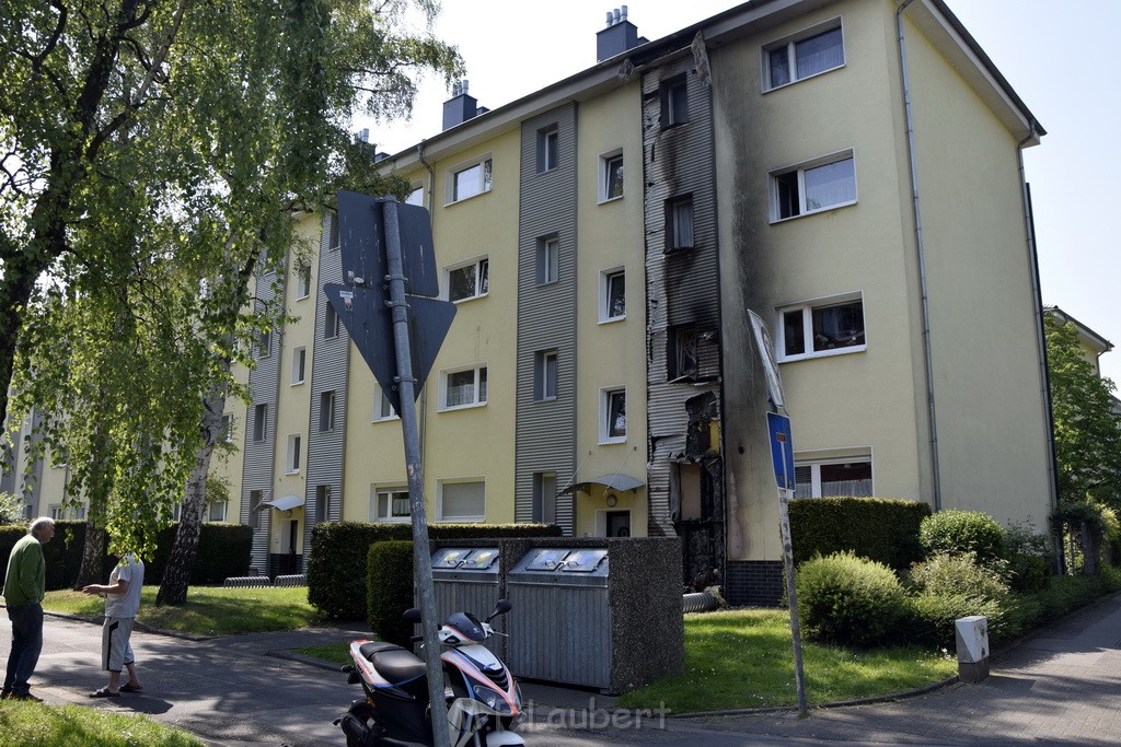 Rollerbrand dann Feuer 1 Fassadenbrand Koeln Gremberg Kroppergasse P55.JPG - Miklos Laubert